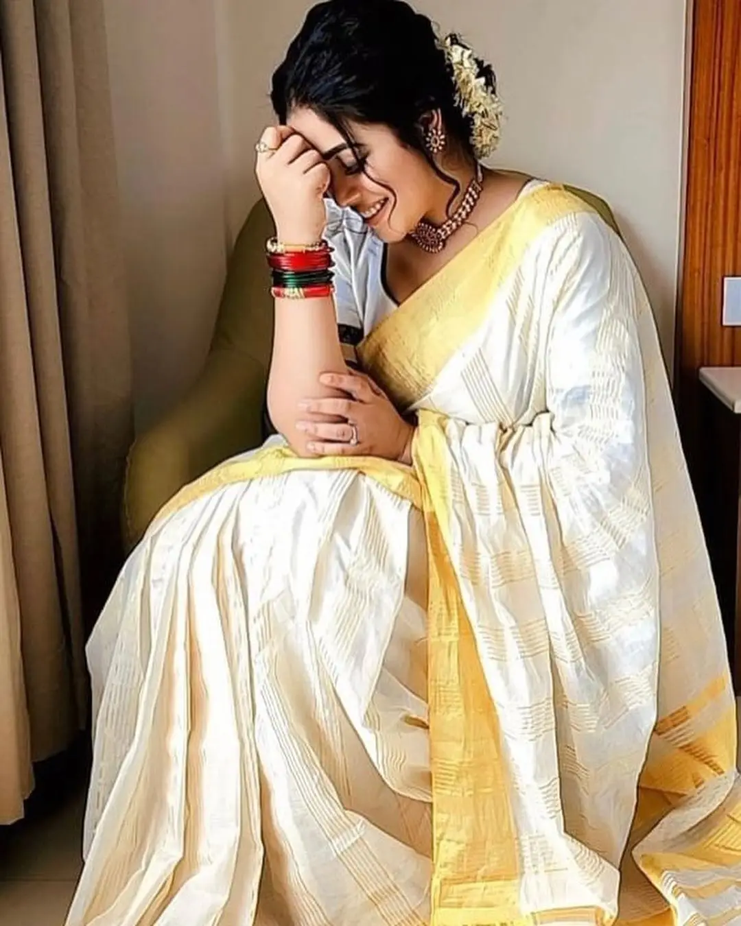 Malayalam Girl Shamna Kasim In Beautiful Jewellery White Saree